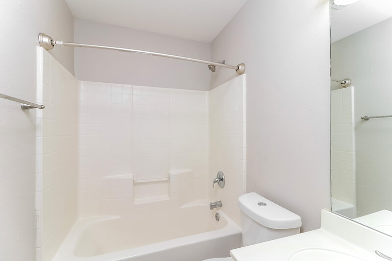 2,585/Mo, 1206 Beacon Hill Dr Midlothian, TX 76065 Bathroom View