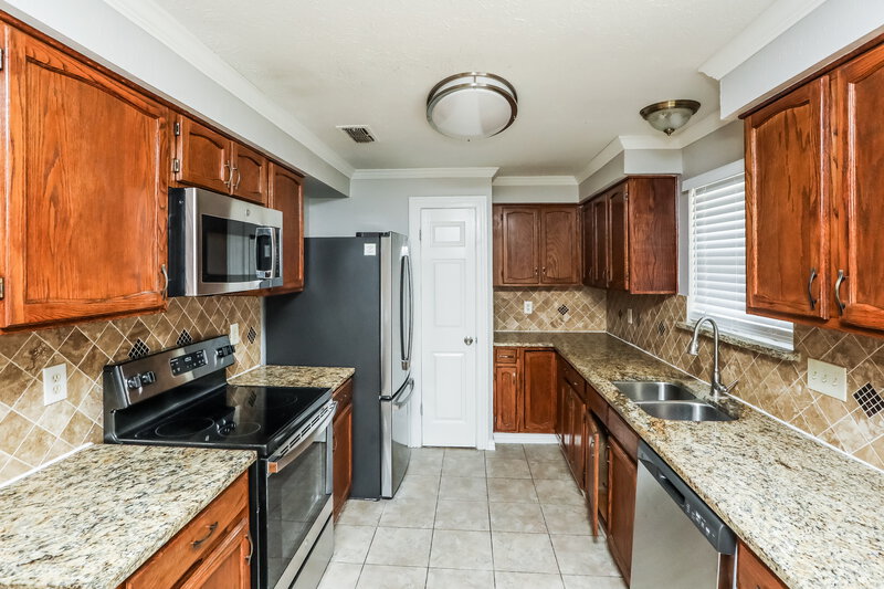 2,290/Mo, 2300 Brookdale Dr Arlington, TX 76014 Kitchen View 2