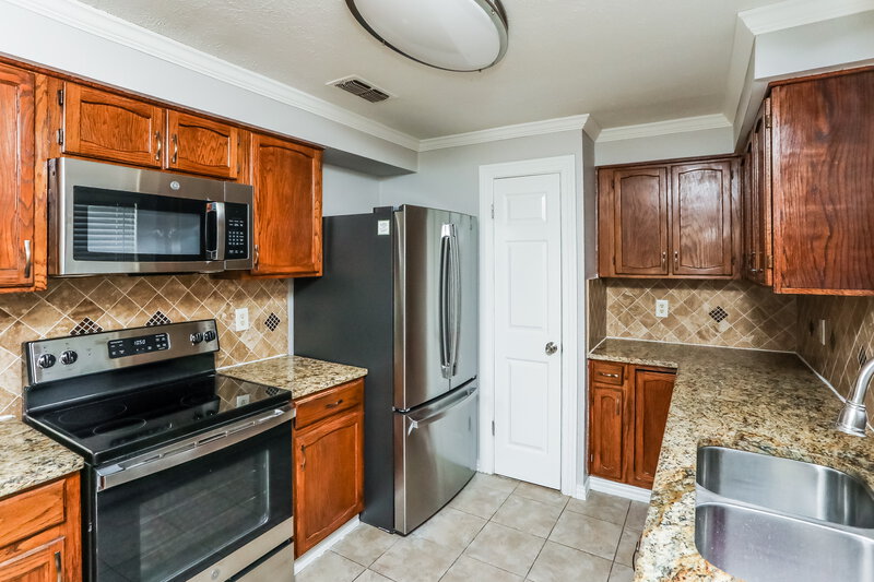 2,290/Mo, 2300 Brookdale Dr Arlington, TX 76014 Kitchen View 3