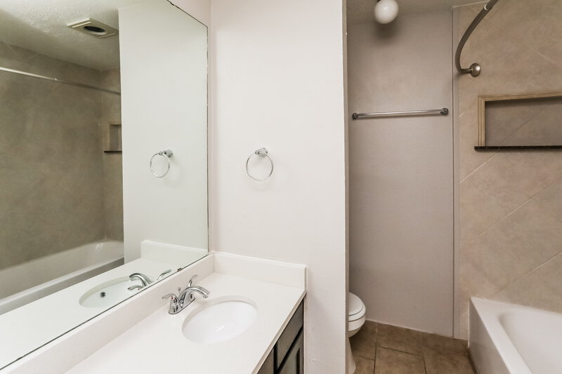 2,290/Mo, 2300 Brookdale Dr Arlington, TX 76014 Bathroom View