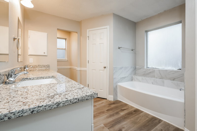 1,975/Mo, 813 Globe Ave Blue Mound, TX 76131 Main Bathroom View