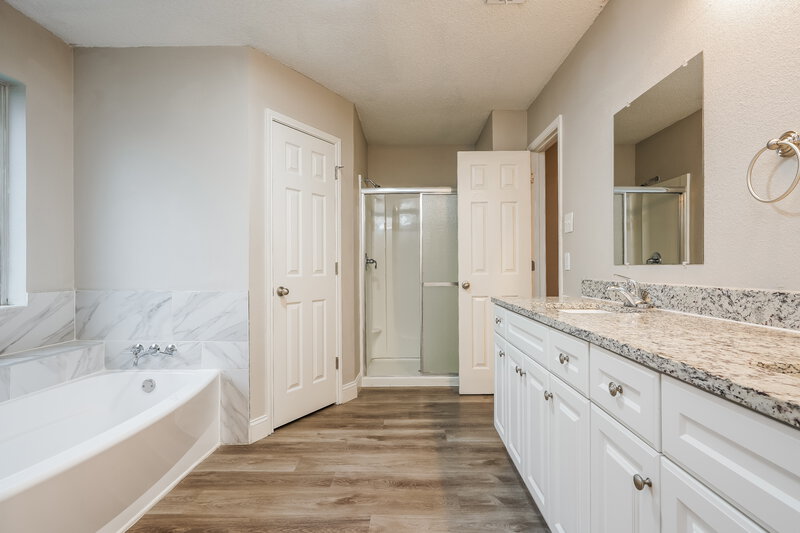 1,975/Mo, 813 Globe Ave Blue Mound, TX 76131 Main Bathroom View 2