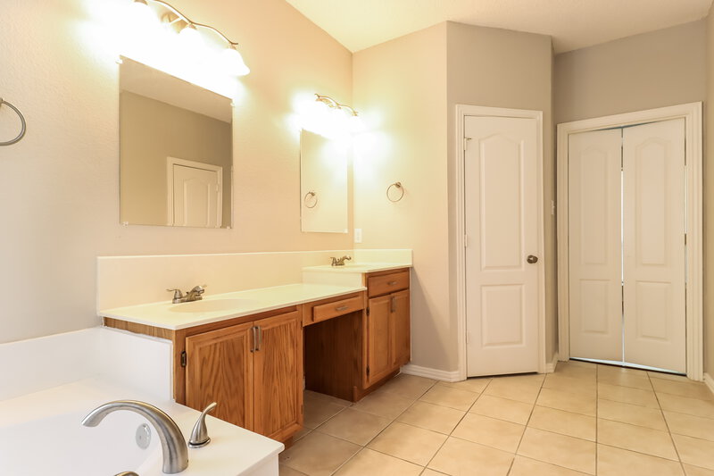 2,745/Mo, 617 Fern Dr Desoto, TX 75115 Main Bathroom View