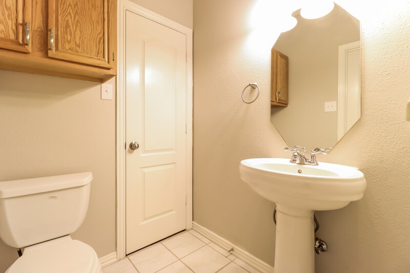 2,745/Mo, 617 Fern Dr Desoto, TX 75115 Bathroom View