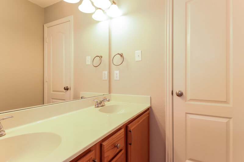 2,745/Mo, 617 Fern Dr Desoto, TX 75115 Bathroom View 2