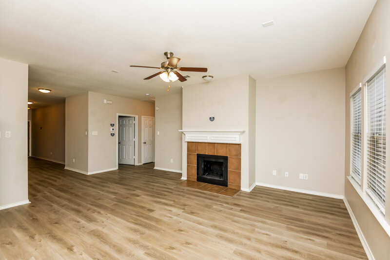 2,035/Mo, 7975 Los Alamitos Ln Fort Worth, TX 76140 Living Room View