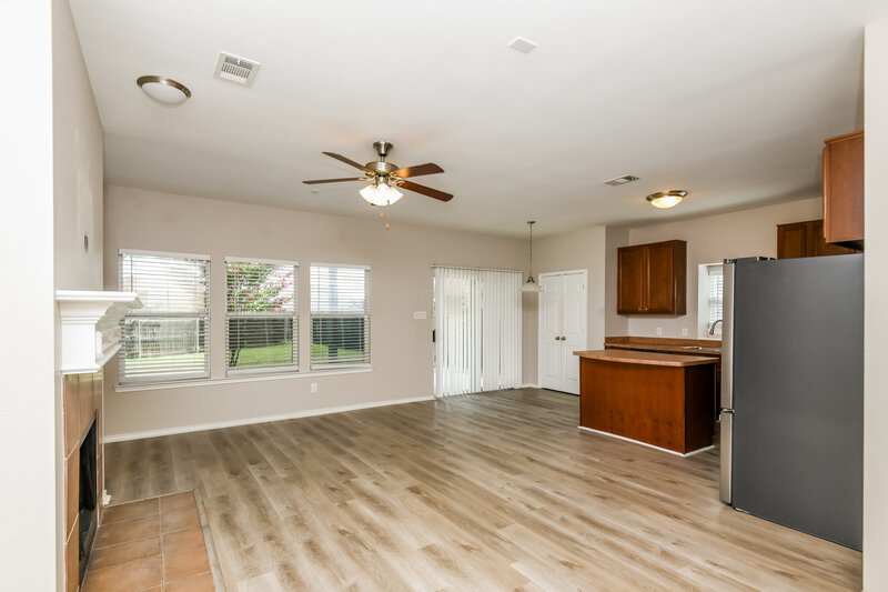 2,035/Mo, 7975 Los Alamitos Ln Fort Worth, TX 76140 Living Room View 2