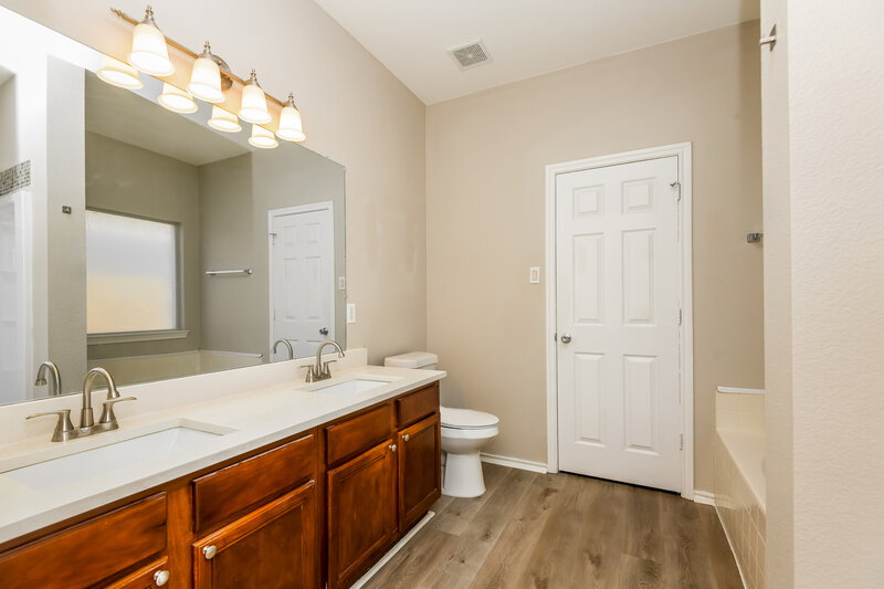 2,035/Mo, 7975 Los Alamitos Ln Fort Worth, TX 76140 Main Bathroom View