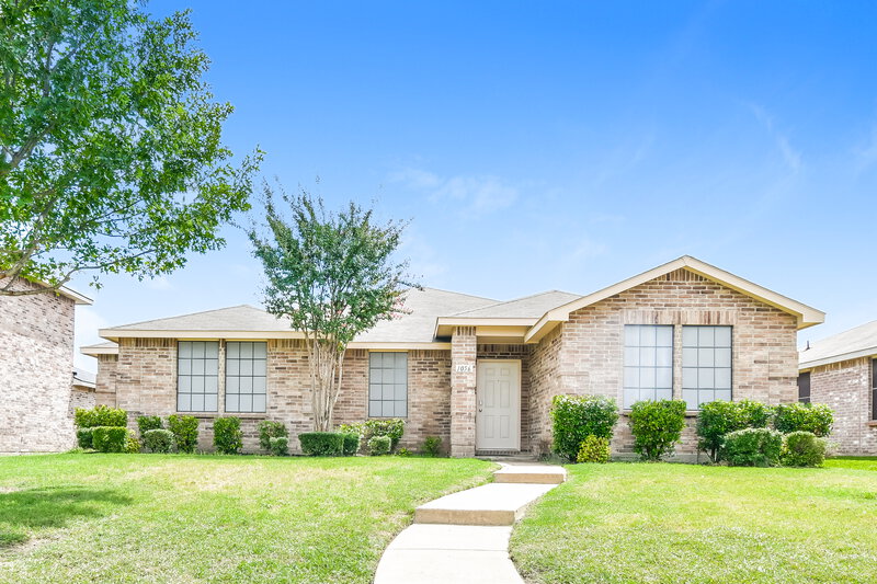 2,120/Mo, 1056 Bumble Bee Dr Lancaster, TX 75134 External View