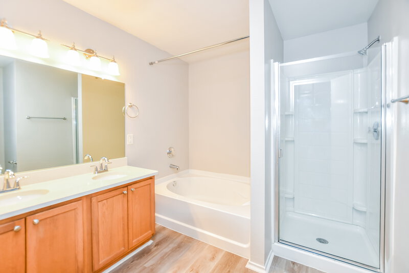 2,120/Mo, 1056 Bumble Bee Dr Lancaster, TX 75134 Main Bathroom View