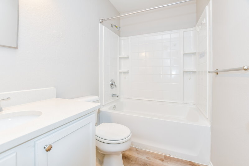 2,120/Mo, 1056 Bumble Bee Dr Lancaster, TX 75134 Bathroom View