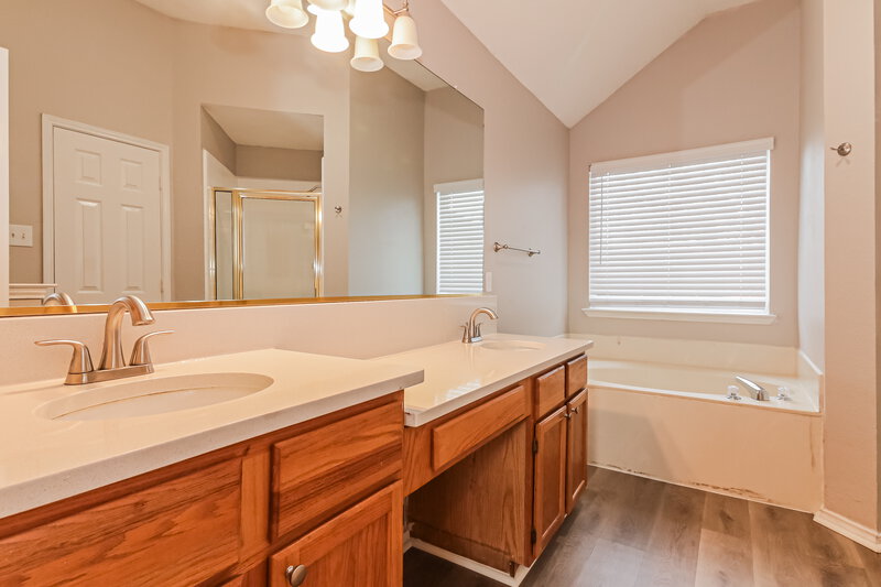 2,150/Mo, 2840 Helen Ln Mesquite, TX 75181 Main Bathroom View