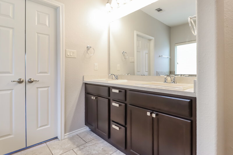 2,465/Mo, 647 Alexander St Grand Prairie, TX 75051 Main Bathroom View
