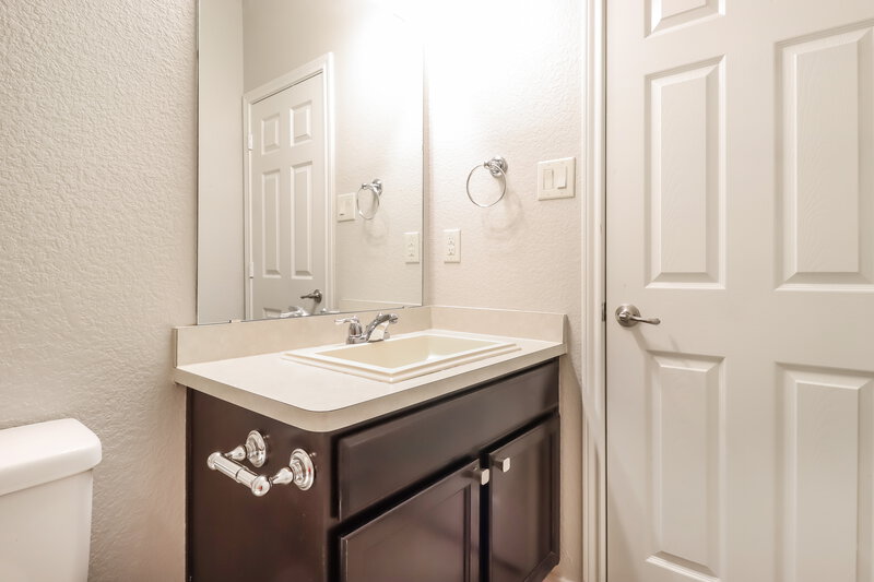2,465/Mo, 647 Alexander St Grand Prairie, TX 75051 Bathroom View