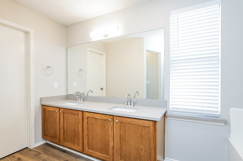 2,595/Mo, 1605 Columbia Dr Glenn Heights, TX 75154 Main Bathroom View 2