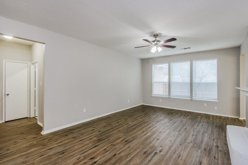 2,535/Mo, 413 Chestnut Ln Desoto, TX 75115 Living Room View