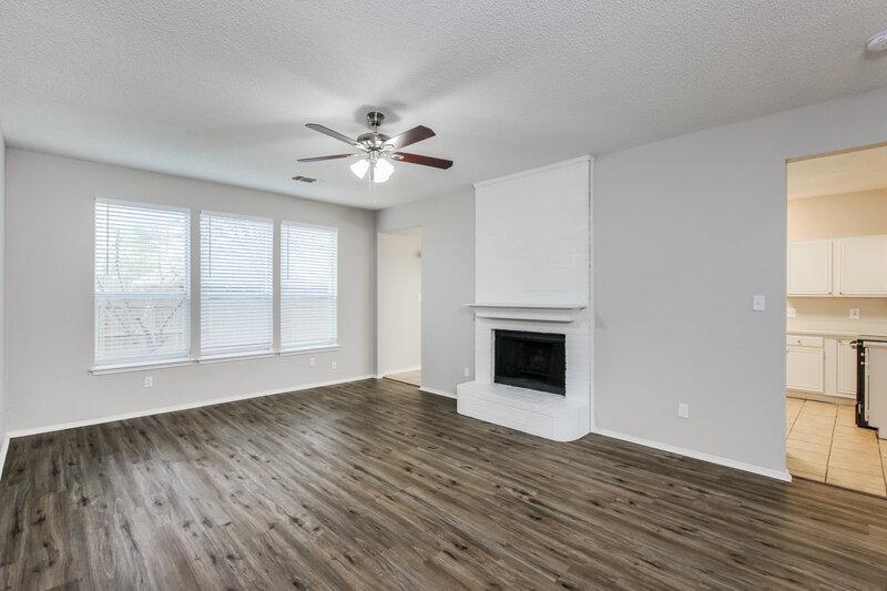 2,535/Mo, 413 Chestnut Ln Desoto, TX 75115 Living Room View 2