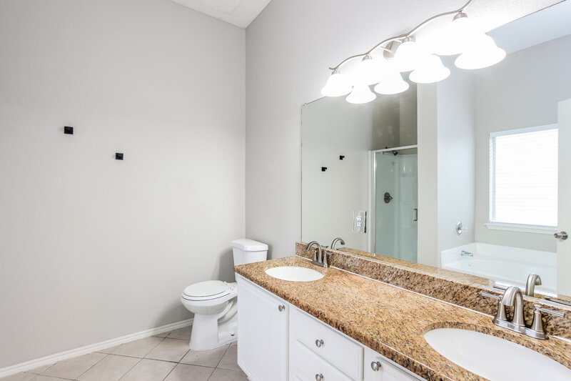 2,535/Mo, 413 Chestnut Ln Desoto, TX 75115 Main Bathroom View