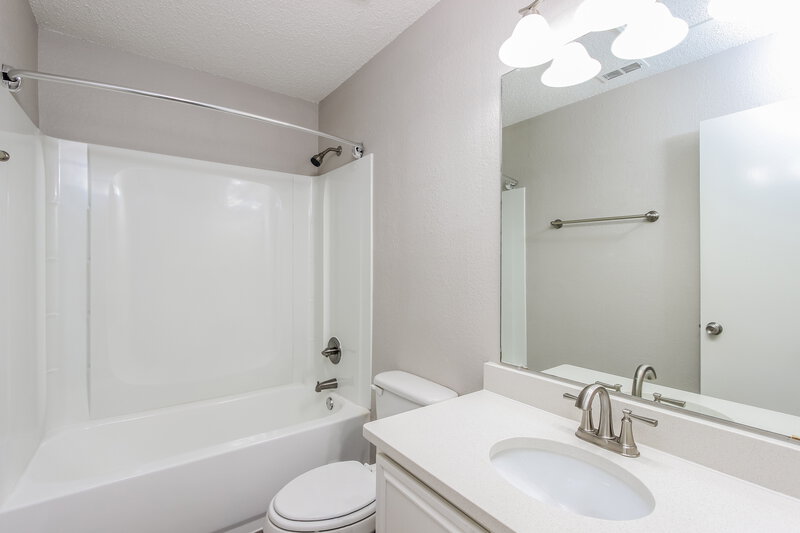 2,535/Mo, 413 Chestnut Ln Desoto, TX 75115 Bathroom View