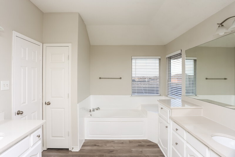 2,580/Mo, 1530 Aberdeen Dr Lancaster, TX 75134 Main Bedroom View 2