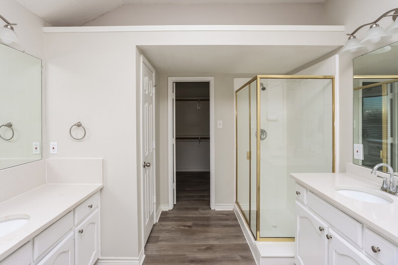 2,580/Mo, 1530 Aberdeen Dr Lancaster, TX 75134 Main Bathroom View