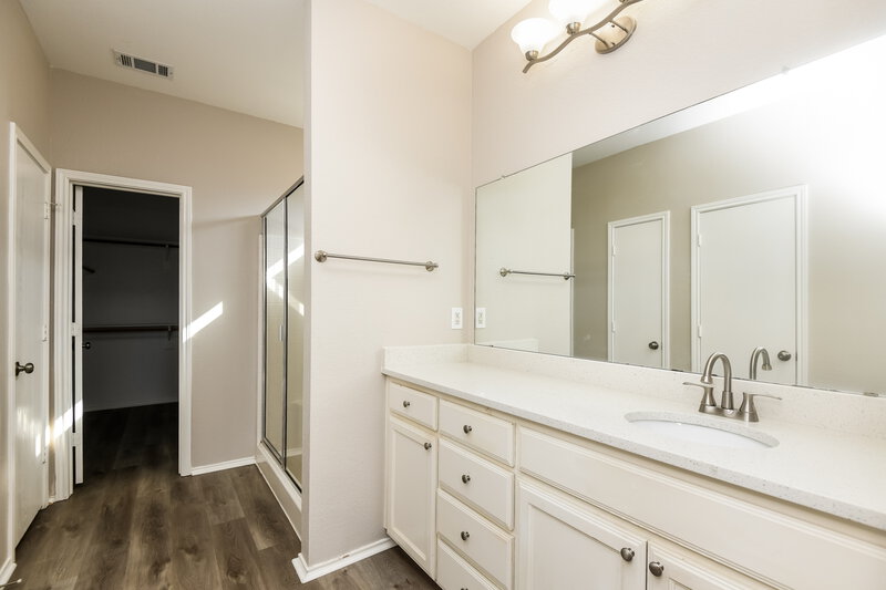 1,935/Mo, 9909 Amaryllis Ln Fort Worth, TX 76108 Main Bathroom View