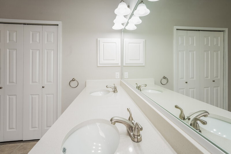 2,340/Mo, 808 Longleaf Dr Desoto, TX 75115 Main Bathroom View