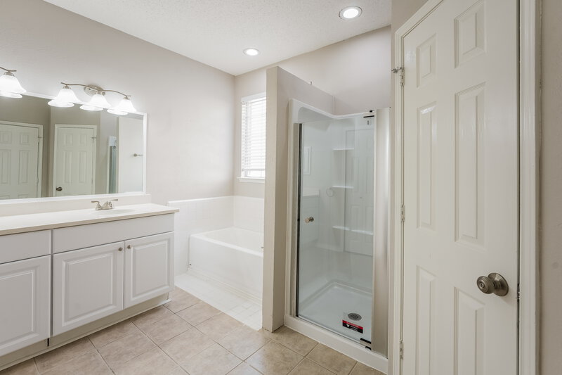 2,340/Mo, 808 Longleaf Dr Desoto, TX 75115 Main Bathroom View 2