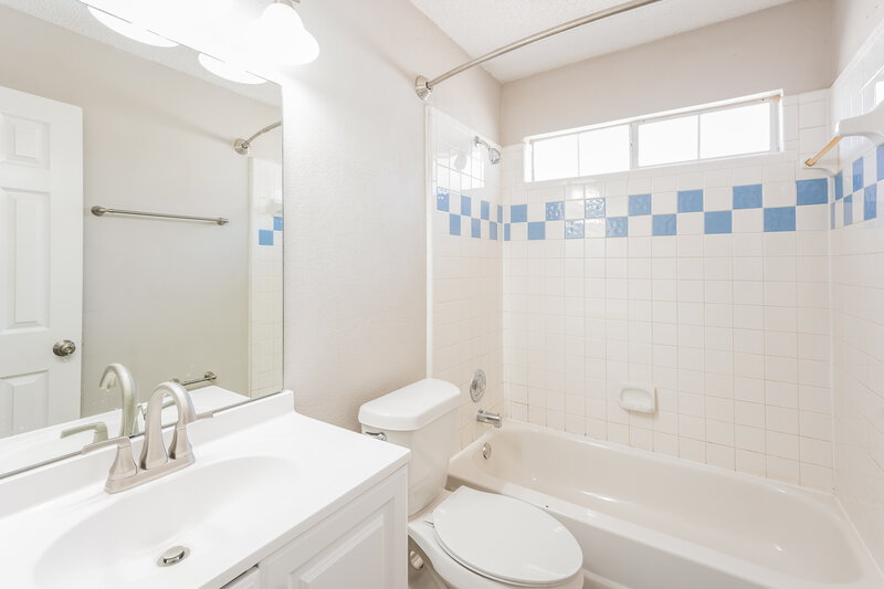 2,340/Mo, 808 Longleaf Dr Desoto, TX 75115 Bathroom View