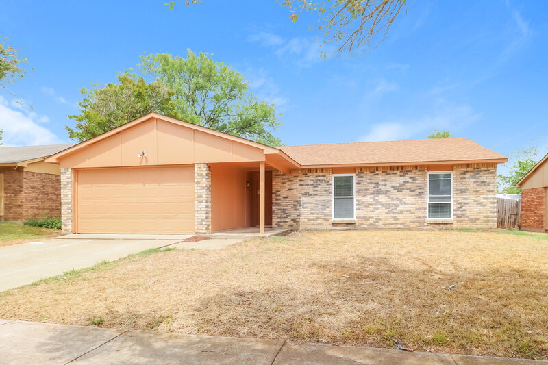 1,965/Mo, 6909 Fallbrook Ct Fort Worth, TX 76120 Front View