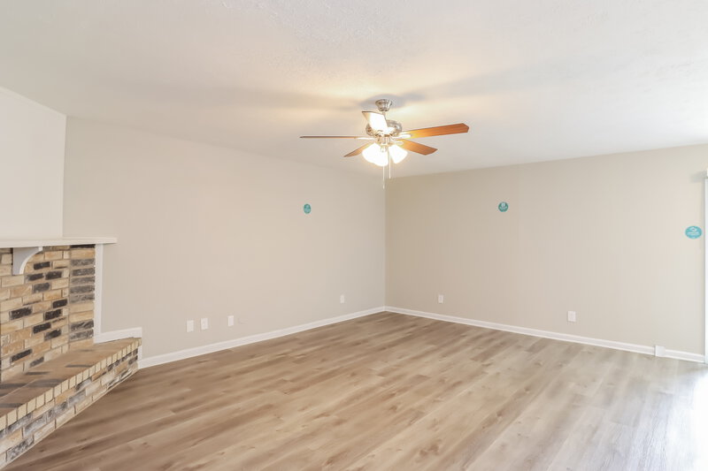 1,965/Mo, 6909 Fallbrook Ct Fort Worth, TX 76120 Living Room View