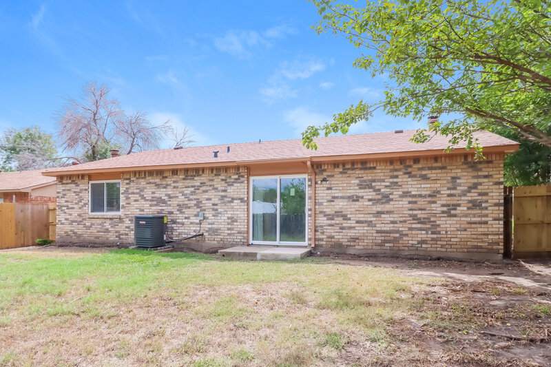 1,965/Mo, 6909 Fallbrook Ct Fort Worth, TX 76120 Rear View