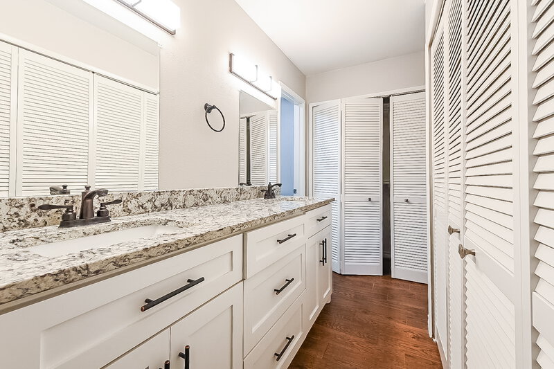2,165/Mo, 624 Carl C Senter St Forney, TX 75126 Main Bathroom View