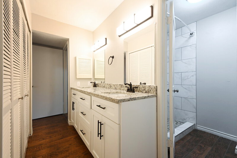 2,165/Mo, 624 Carl C Senter St Forney, TX 75126 Main Bathroom View 2
