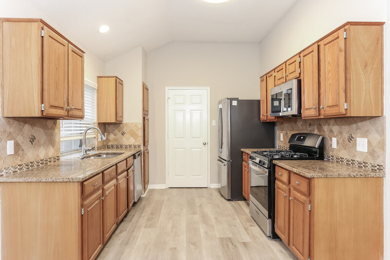 2,555/Mo, 434 Windhurst Dr Grand Prairie, TX 75052 Kitchen View 2