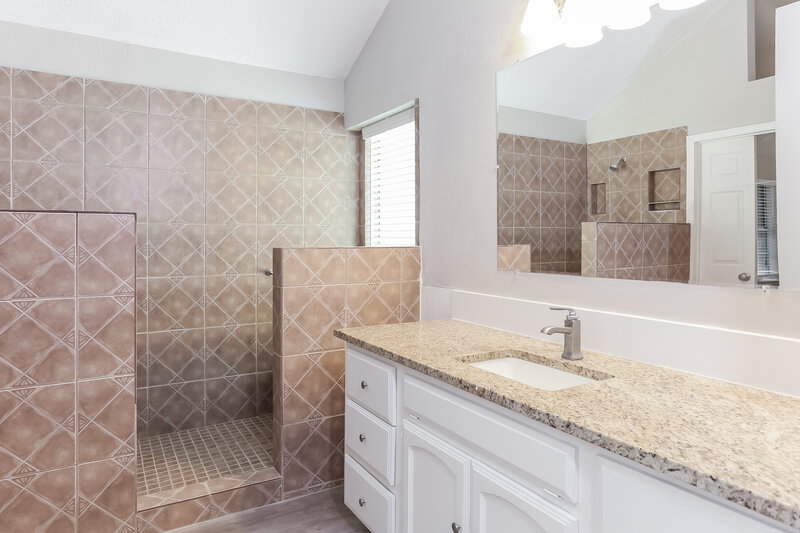 2,555/Mo, 434 Windhurst Dr Grand Prairie, TX 75052 Main Bathroom View