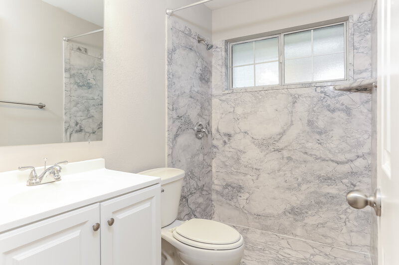 2,555/Mo, 434 Windhurst Dr Grand Prairie, TX 75052 Bathroom View