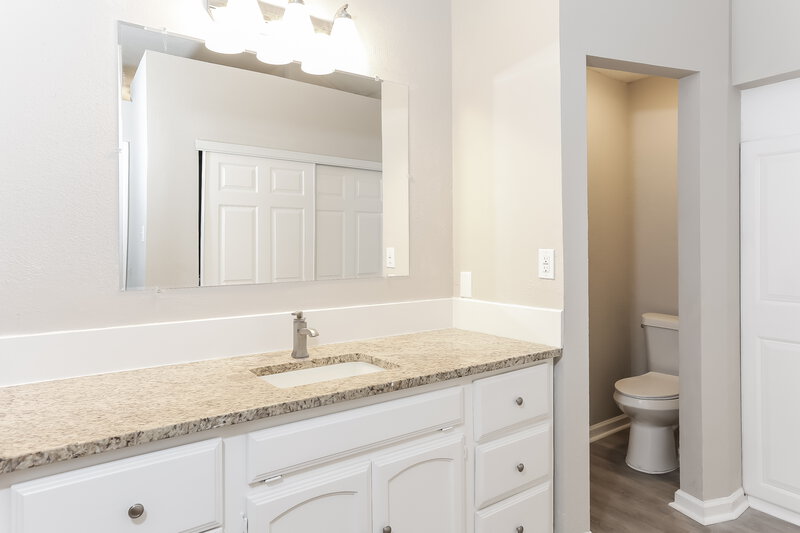 2,555/Mo, 434 Windhurst Dr Grand Prairie, TX 75052 Bathroom View 2