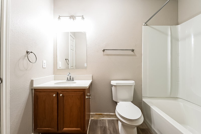 1,975/Mo, 201 Green Meadows Rd Wilmer, TX 75172 Main Bathroom View