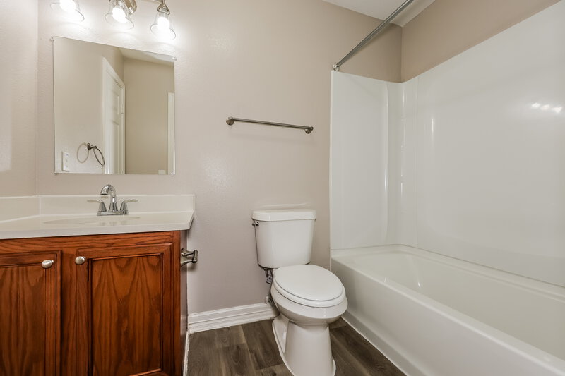 1,990/Mo, 201 Green Meadows Rd Wilmer, TX 75172 Main Bathroom View
