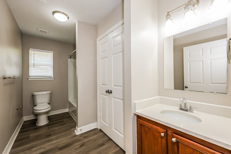 1,990/Mo, 201 Green Meadows Rd Wilmer, TX 75172 Bathroom View