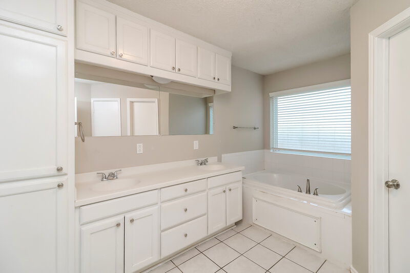 2,325/Mo, 4214 Ticino Valley Ct Arlington, TX 76016 Main Bathroom View