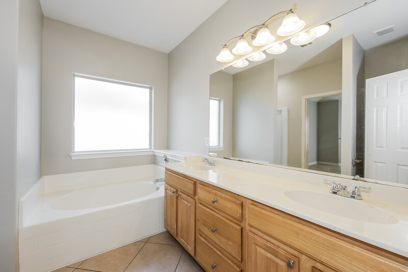 2,005/Mo, 2113 Beacon Way Fort Worth, TX 76140 Main Bathroom View