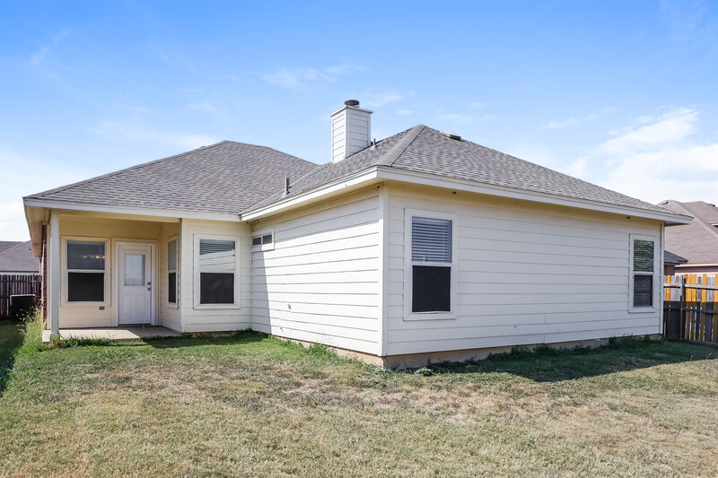 2,005/Mo, 2113 Beacon Way Fort Worth, TX 76140 Rear View