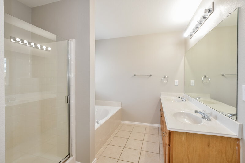 1,815/Mo, 705 Orchid Blvd Royse City, TX 75189 Main Bathroom View