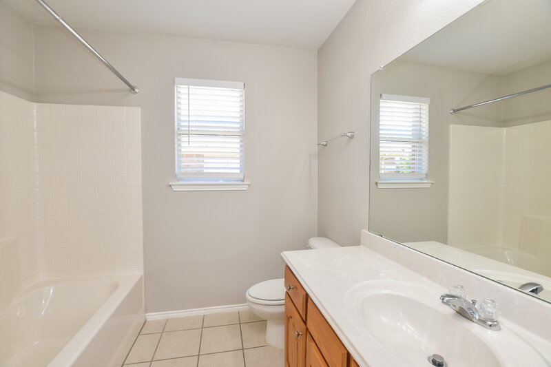 1,815/Mo, 705 Orchid Blvd Royse City, TX 75189 Bathroom View