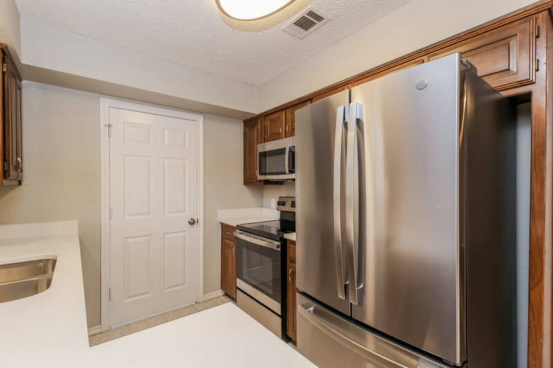 2,110/Mo, 217 Tanglewood St Denton, TX 76207 Kitchen View 2