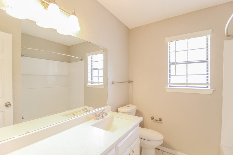 2,110/Mo, 217 Tanglewood St Denton, TX 76207 Bathroom View