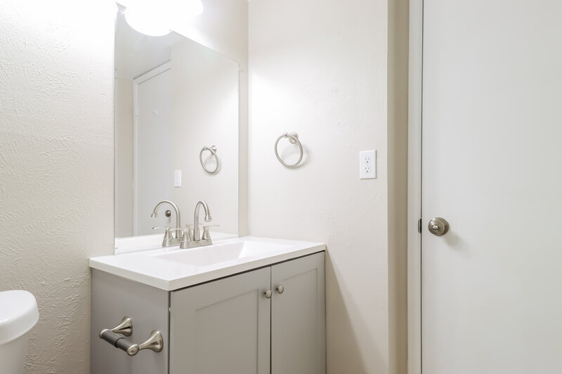 2,020/Mo, 1513 Rahall St Garland, TX 75040 Main Bathroom View