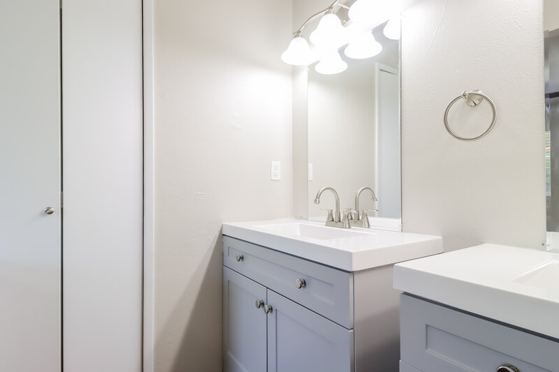 2,020/Mo, 1513 Rahall St Garland, TX 75040 Main Bathroom View 2